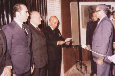 Andreu Colomer és rebut pel xa de Pèrsia l’any 1979 (Fons del Museu de l’Art de la Pell)