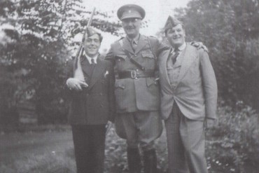 Andreu Colomer i Coll-Bardolet i un militar durant el seu exili a Bèlgica (Fons de la família d’Andreu Colomer i Munmany)